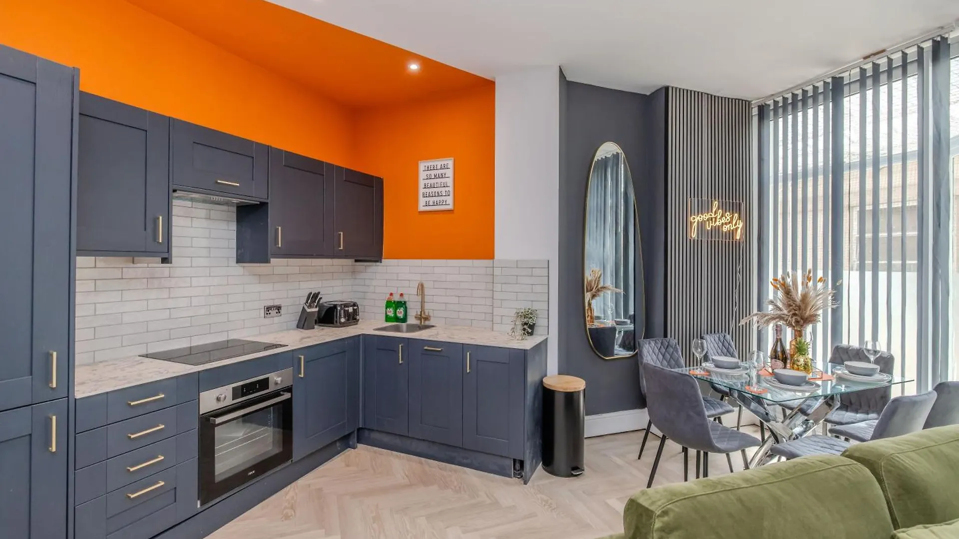 Amazing 3 Bedroom Flat I Next To Brighton Beach & Shopping Center Apartment