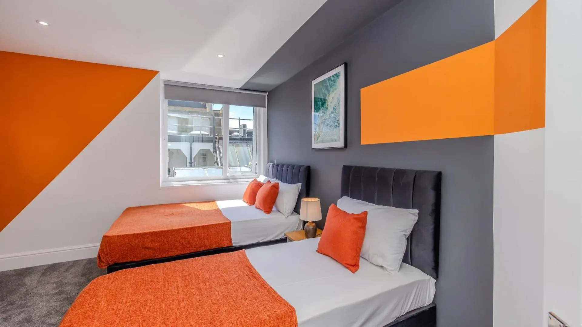 Amazing 3 Bedroom Flat I Next To Brighton Beach & Shopping Center Apartment