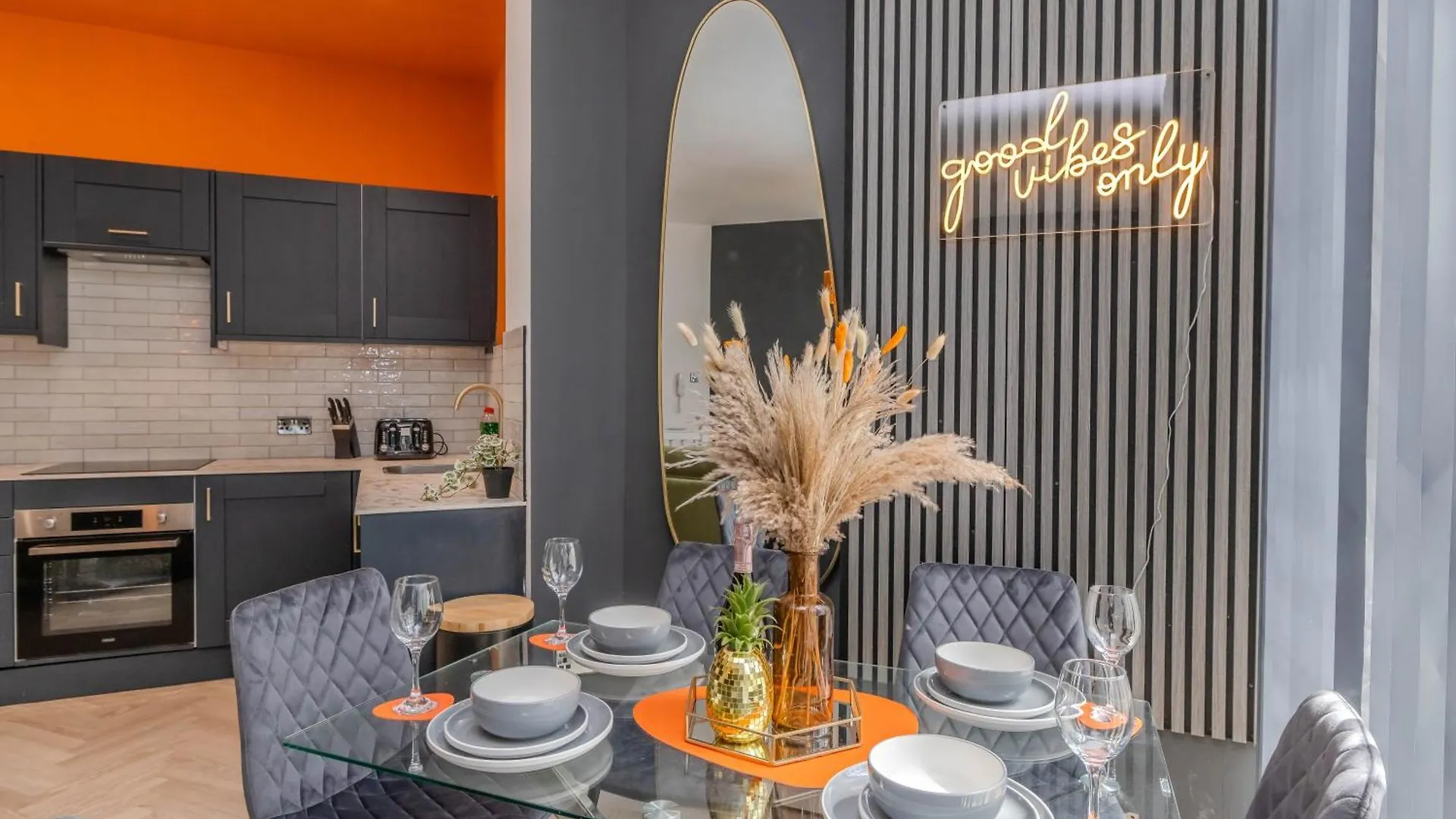 Amazing 3 Bedroom Flat I Next To Brighton Beach & Shopping Center contacts