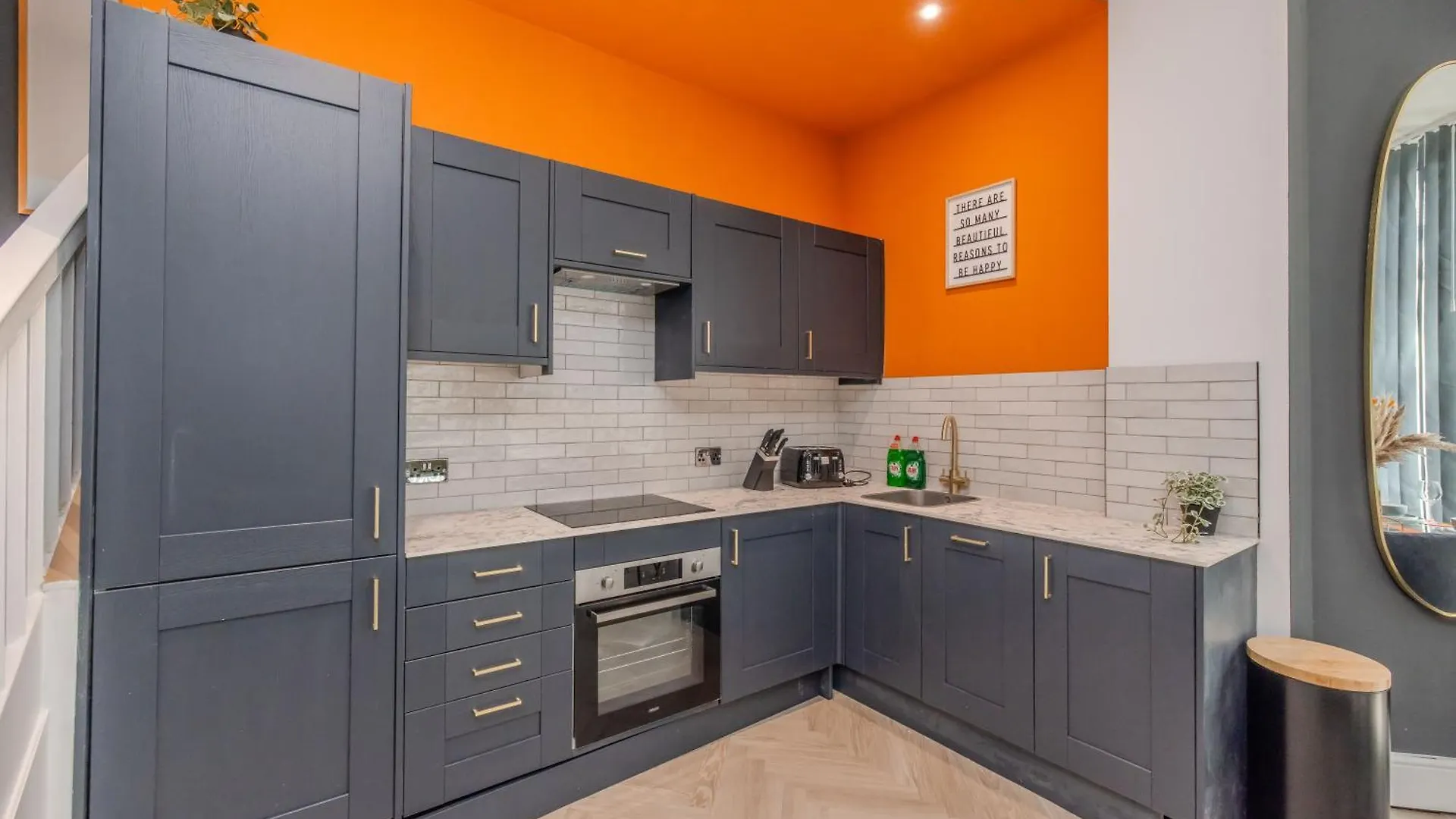 Amazing 3 Bedroom Flat I Next To Brighton Beach & Shopping Center