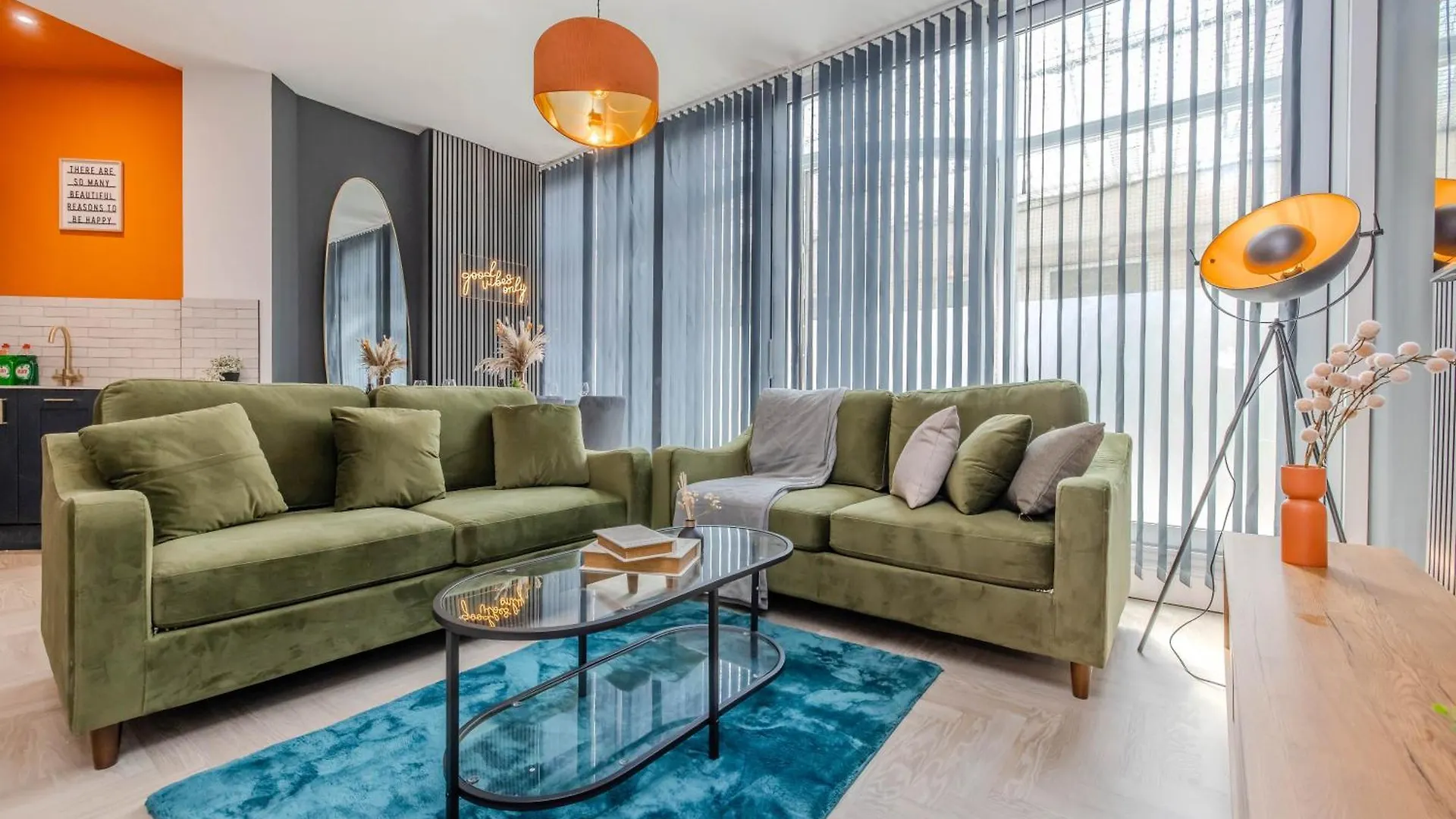 Amazing 3 Bedroom Flat I Next To Brighton Beach & Shopping Center