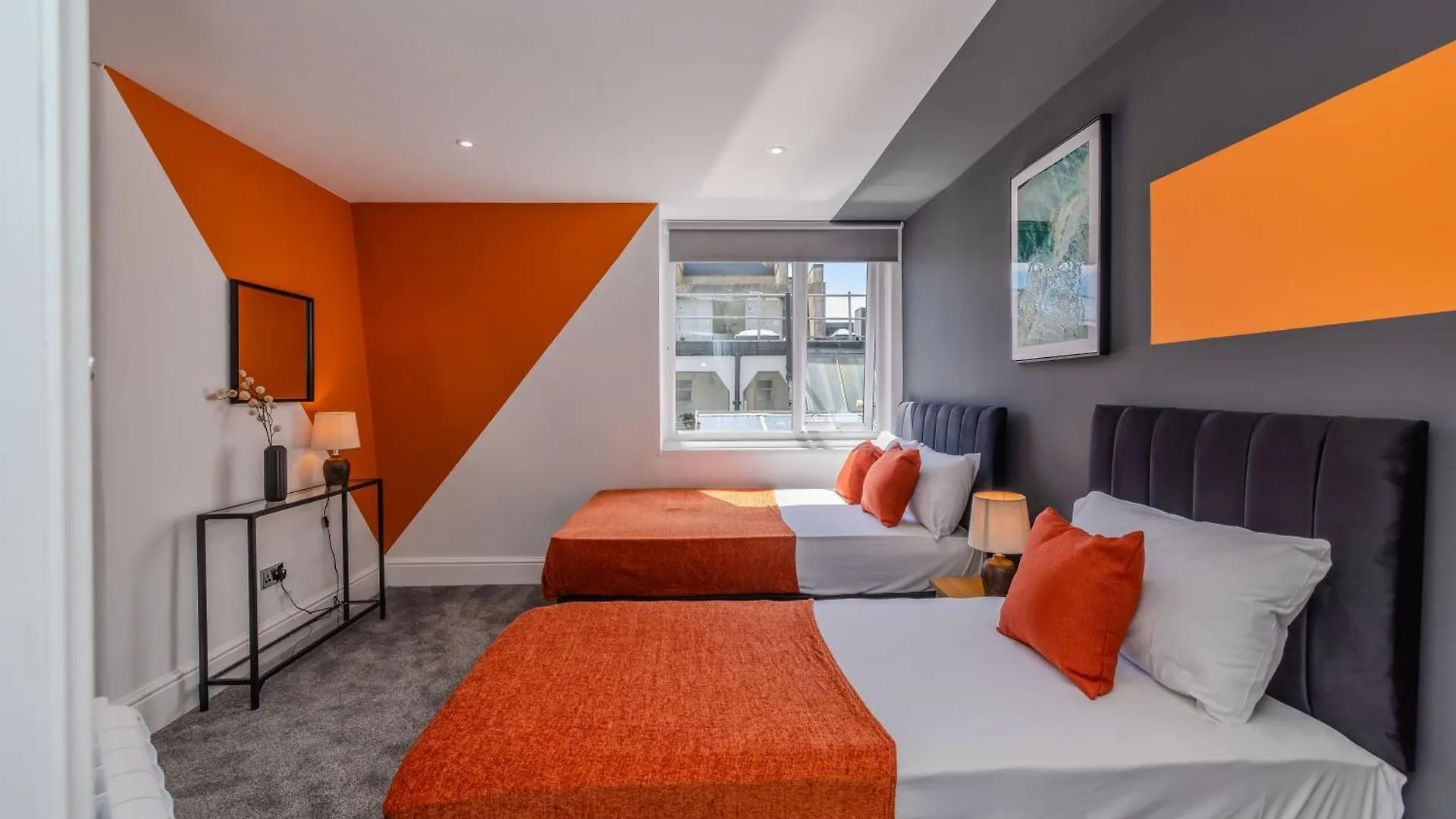 Amazing 3 Bedroom Flat I Next To Brighton Beach & Shopping Center Apartment