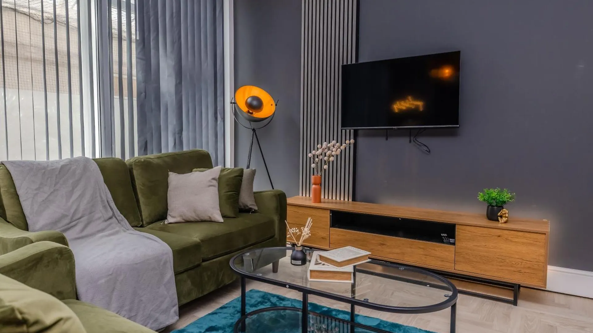 Amazing 3 Bedroom Flat I Next To Brighton Beach & Shopping Center Apartment