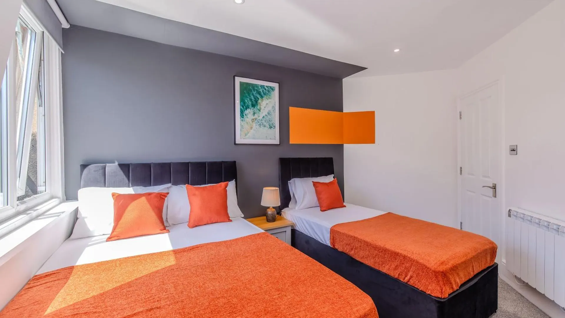 Amazing 3 Bedroom Flat I Next To Brighton Beach & Shopping Center