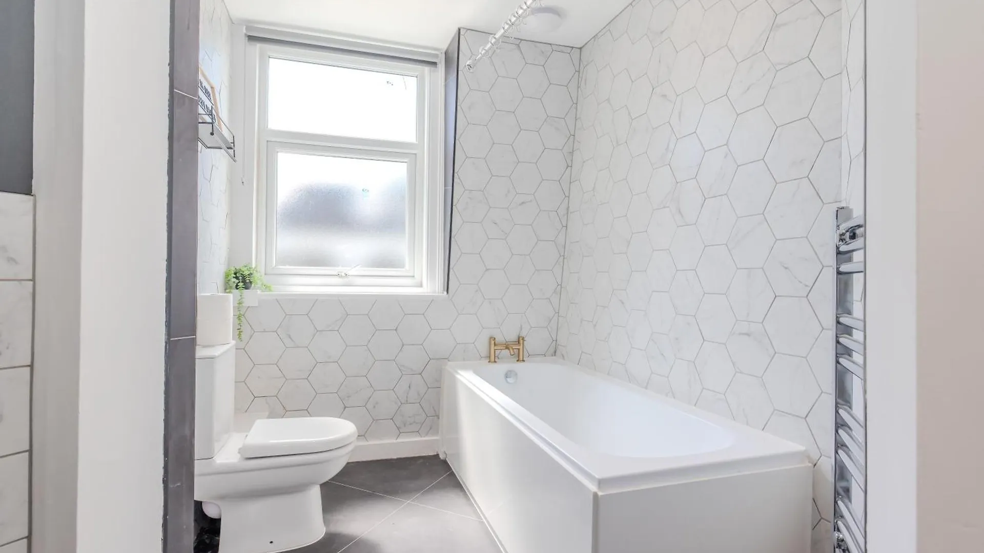 Amazing 3 Bedroom Flat I Next To Brighton Beach & Shopping Center