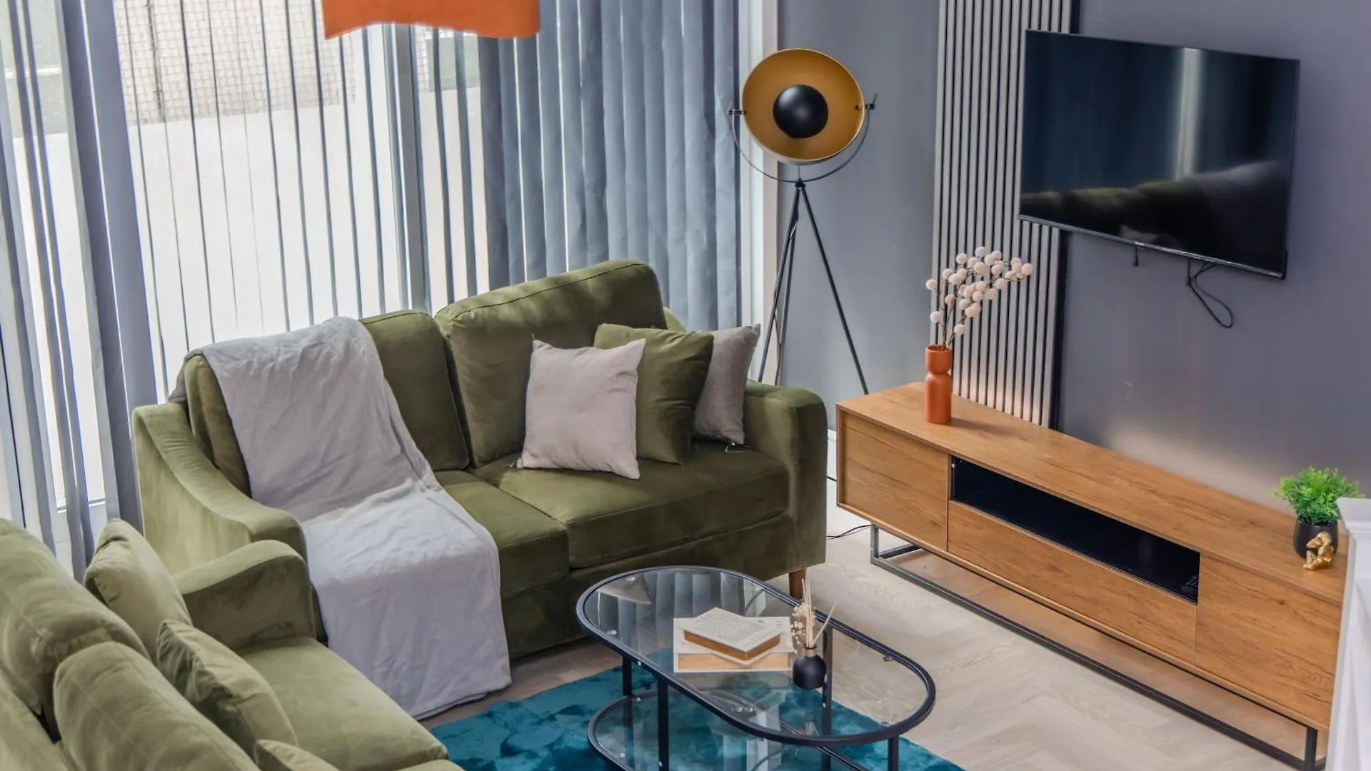 Amazing 3 Bedroom Flat I Next To Brighton Beach & Shopping Center Apartment